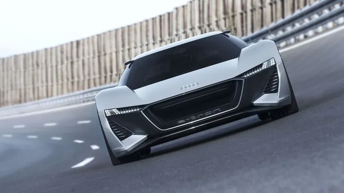 Bei der Designstudie Audi PB18 e-tron handelt es sich um die Vision der Ingolstädter eines elektrischen Supersportwagens von morgen – breit und flach, sichtbar von Windkanal und Rennstrecke inspiriert. Als einstiger Seriensieger in Le Mans hat die Marke da ja durchaus Erfahrung vorzuweisen.