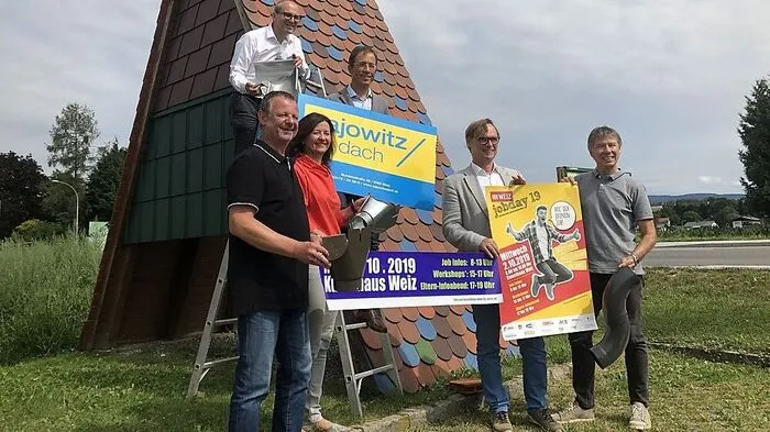 Walter Neuhold (ÖGB), Franziska Ziegler (AMS Weiz), Andreas Schlemmer (Wirtschaftskammer), Georg Spitzer (Geschäftsführer Sajowitz-Dach), Bürgermeister Erwin Eggenreich und Jobday-Koordinator Gerhard Ziegler haben das heurige Programm vorgestellt