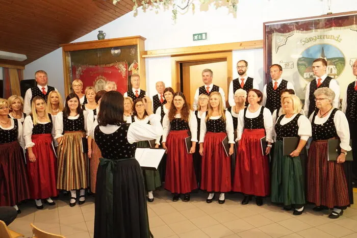 20 Sängerinnen und 10 Sänger singen mit Chorleiterin Barbara Liebhard.