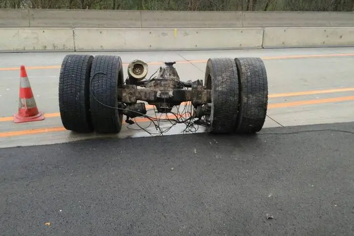 Eine Antriebsachse lag auf der Fahrbahn.