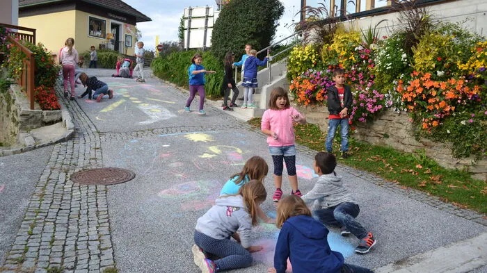 Die Schüler der Volksschule Pöllauberg und der Neuen Mittelschule Pöllau beteiligten sich mit voller Freude an der Straßenmalaktion. Mit Straßenmalkreiden färbten sie die Straßen und Plätze vor den Schulgebäuden bunt.
