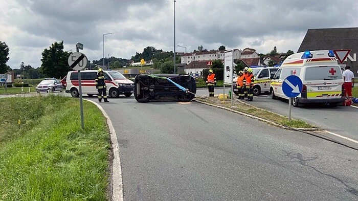 Bei dem Zusammenprall kippte ein Auto zur Seite
