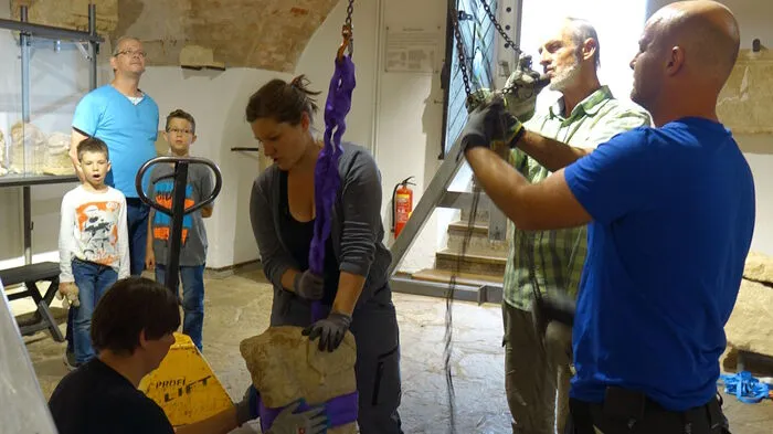 Seit Herbst 2016 waren die Fragmente der Merkurstatue, die zwischen 2015 und 2016 am Gelände des Tempelmuseus Frauenberg ausgegraben wurden, zur Restauration in den Werkstätten des Bundesdenkmalamtes.