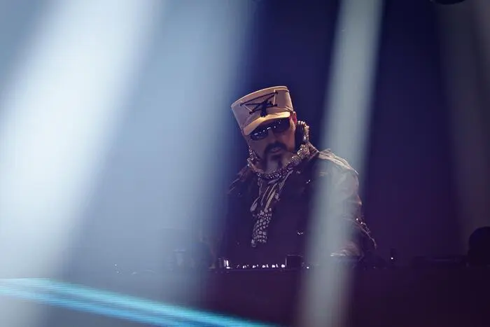 Der Maestro siedelte die 360-Grad-Bühne in der Mitte der Halle an