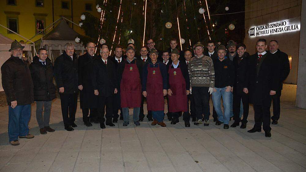 Die Bleiburger brachten einen Christbaum von der Petzen ihrer Partnerstadt Codroipo in Italien 