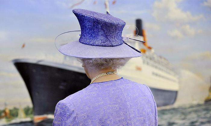 Zwei Ikonen: Im Herbst 2010 taufte Namens- patronin Queen Elizabeth II. den Luxusliner Queen Elizabeth höchstpersönlich