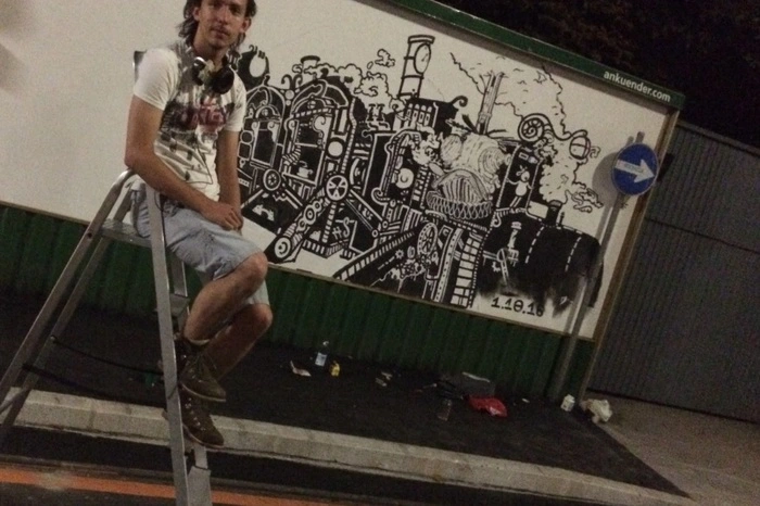 Das Ankünder-Plakat in der Maiffredygasse hat Miro Schober (18) gestaltet.