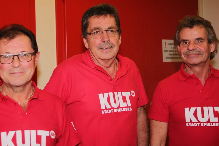 Unter dem Motto “Stad” gaben die acht Musiker im ausverkauften und prall gefüllten roten Saal ein ganz besonders Konzert.