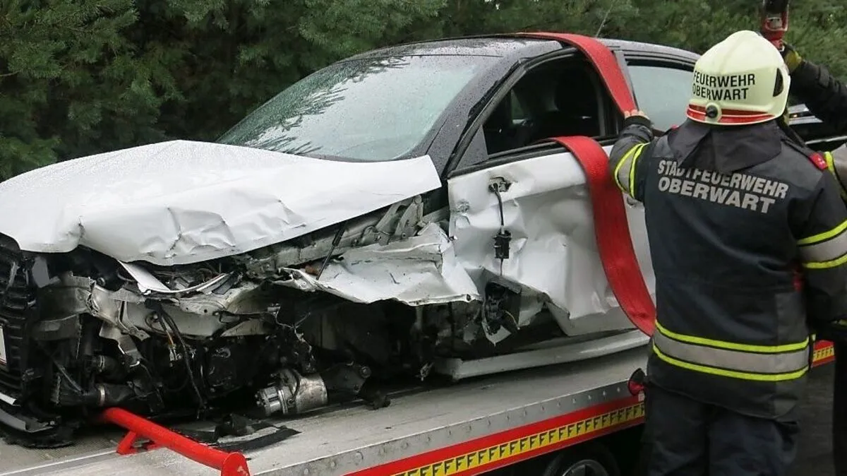 Die Lenker beider Autos wurden schwer verletzt