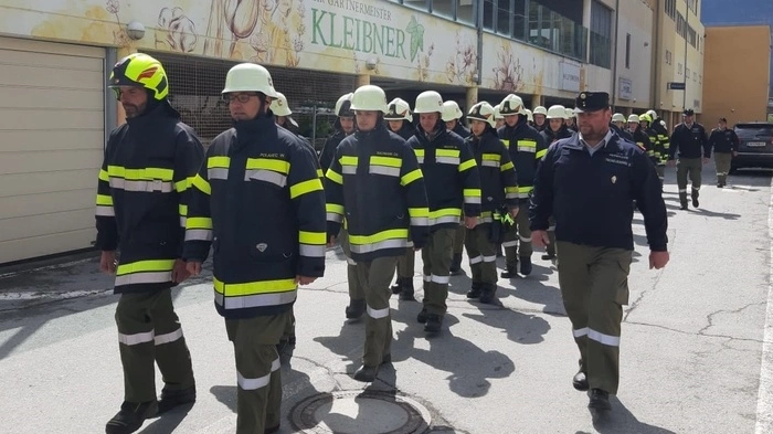 Richtige Feuerwehrfrauen und Feuerwehrmänner beherrschen auch das Marschieren.
