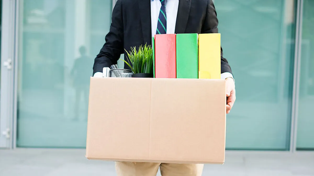 Grundsätzlich muss der Dienstgeber keinen Grund für eine Kündigung nennen, er muss nur die vorgeschriebenen Fristen und Termine einhalten