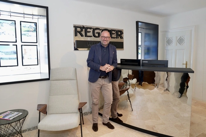 Der Hausherr - Hermann Regger - empfängt im modern gestalteten Eingangsbereich.