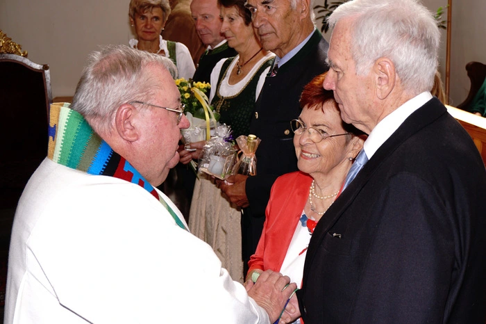 Die feierliche Messe hielt Pfarrer Florian Zach. Musikalisch umrahmt wurde der Gottesdienst vom Viergesang, den Anneliese Pfannberger leitet.