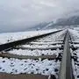 Frisch verschneit präsentiert sich die Bahnstrecke in diesen Tagen