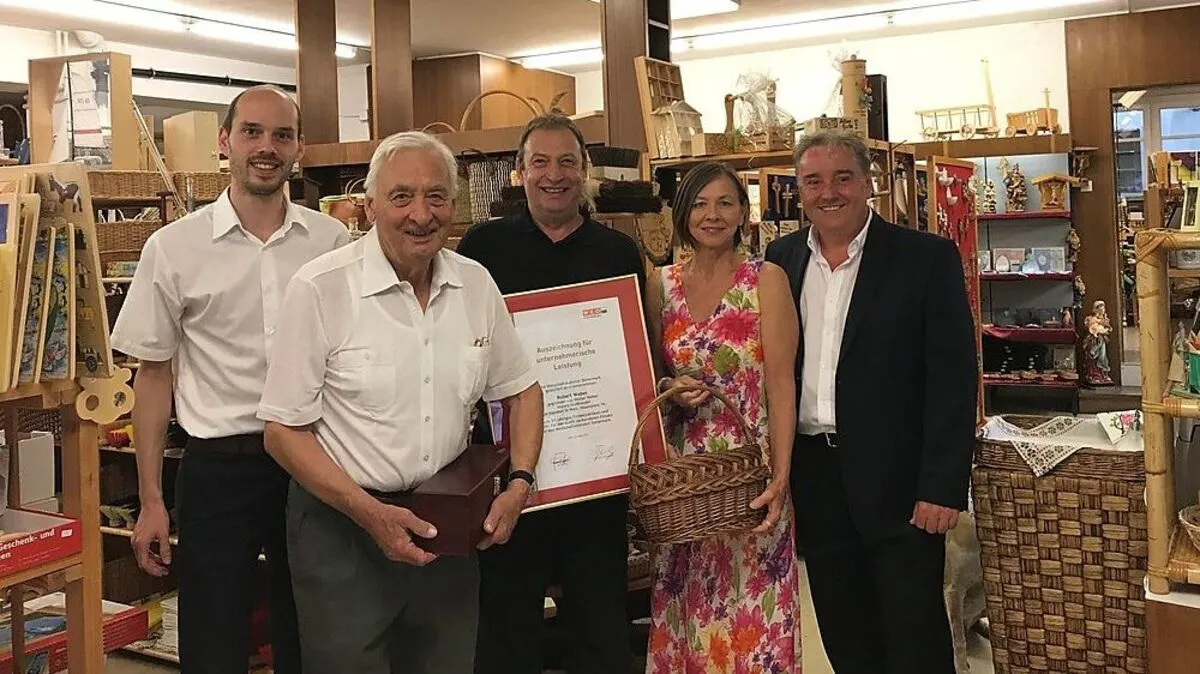 Florian Herzog, Seniorchef Walter Weber, der aktuelle Inhaber Robert Weber, Maria Weber und WKO-Regionalstellenobmann Vinzenz Harrer