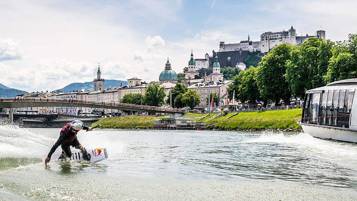 Dominik Hernler geht mit dem Wakeboard auf Erkundungstour durch Salzburg und macht vor keinem Gewässer Halt