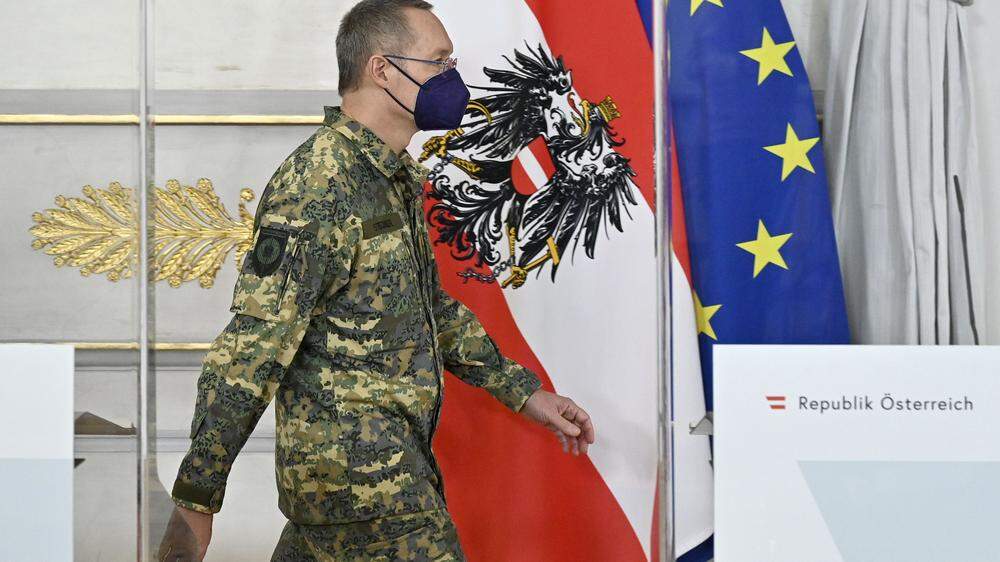 Generalmajor Rudolf Striedinger führt Gecko mit Katharina Reich