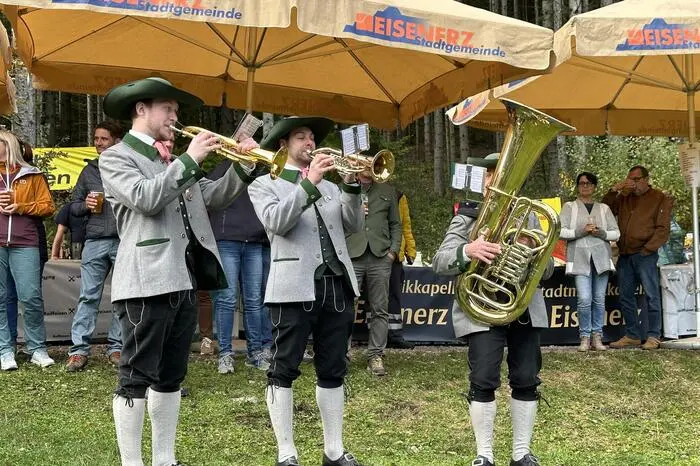 Wetterbedingt musste die Veranstaltung von Samstag, dem 5. Oktober, auf Sonntag, den 6. Oktober, verschoben werden. Aus diesem Grund konnte die Landler Tanzlmusi nicht spielen