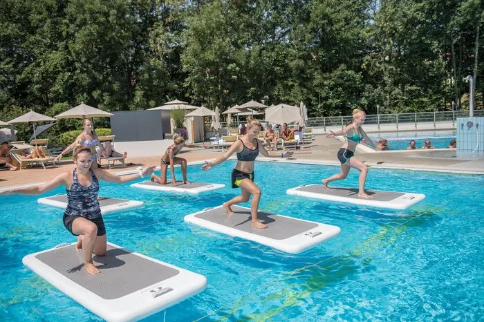 Die Übungen werden auf speziellen schwimmenden Matten durchgeführt, eine Einheit dauert 30 Minuten.