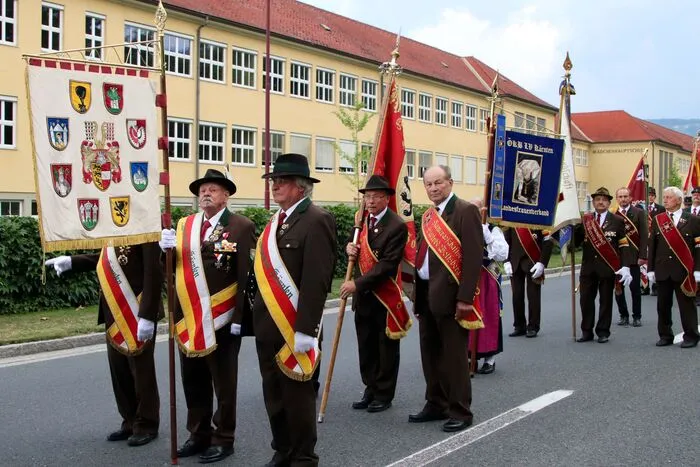 Zahlreiche Traditionsträger und Trachtengruppen waren mit dabei. 