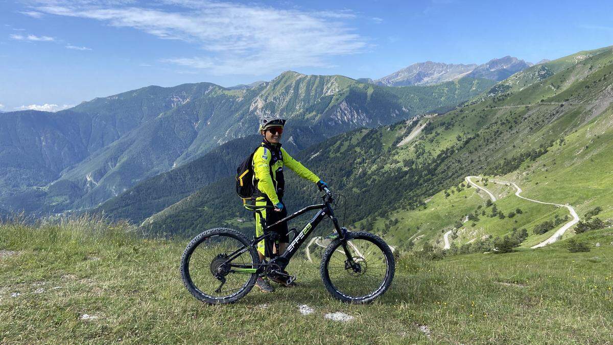 Francesco führt durch seine Welt: 40 Kilometer über die Alta Via del Sale, von den französischen über die italienischen Berge, danach führt die Straße über weitere 70 Kilometer bis zum Meer
