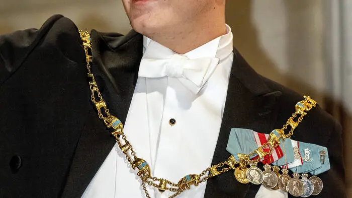 Prinz Christian von Dänemark (*2005) steht als Thronfolger und damit zukünftiger König bereits im Rampenlicht. Trotz seiner könglichen Pflichten gilt der royale Sprössling jedoch als bodenständig.

In den letzten Monaten machten Gerüchte um eine Liebesbeziehung mit Prinzessin Maria Chiara die Runde. Diese stellte letztlich aber klar: Christian und sie sind nur gute Freunde! 