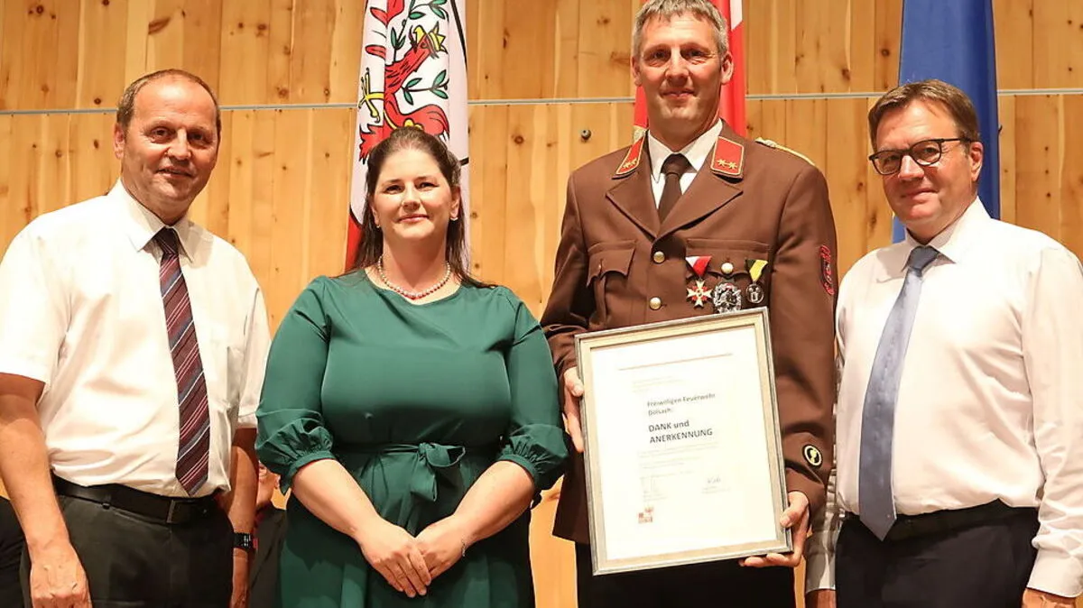 Landeshauptmann-Stellvertreter Geisler, Bezirkshauptfrau Reisner, Feuerwehrkommandant Andreas Stocker und Landeshauptmann Günther Platter