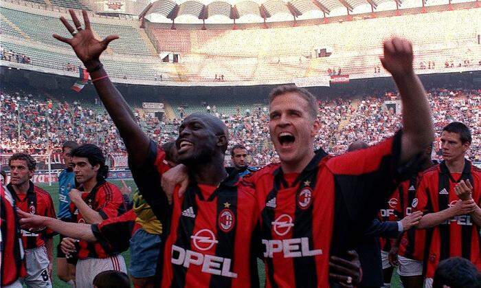 George Weah und Oliver Bierhoff bejubeln 1999 den Gewinn der Meisterschaft mit ihrem Verein AC Mailand