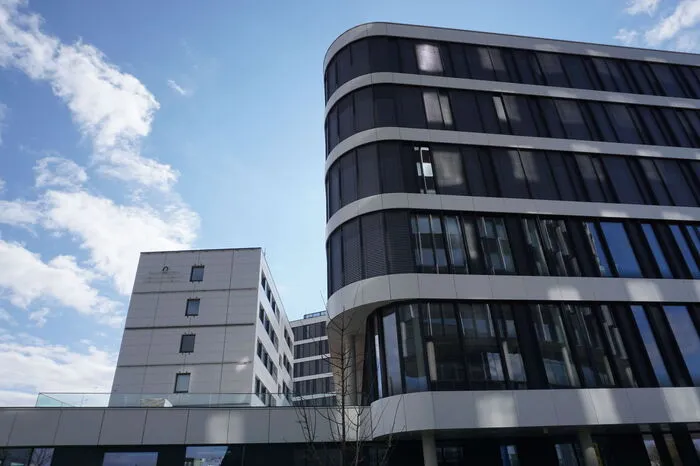 Noch ist auch das Restaurant im neuen Merkur-Campus eine Baustelle. Über Instagram lässt Spitzenkoch Konstantin Filippou alle, die schon auf die Eröffnung warten, aber am Finale der Bauarbeiten teilhaben.