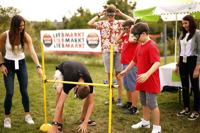 Kinder konnten mit der "Rauschbrille" erfahren, wie sehr das Sichtfeld bei 0,8 bzw. 1,2 Promille Alkohol im Blut eingeschränkt ist.