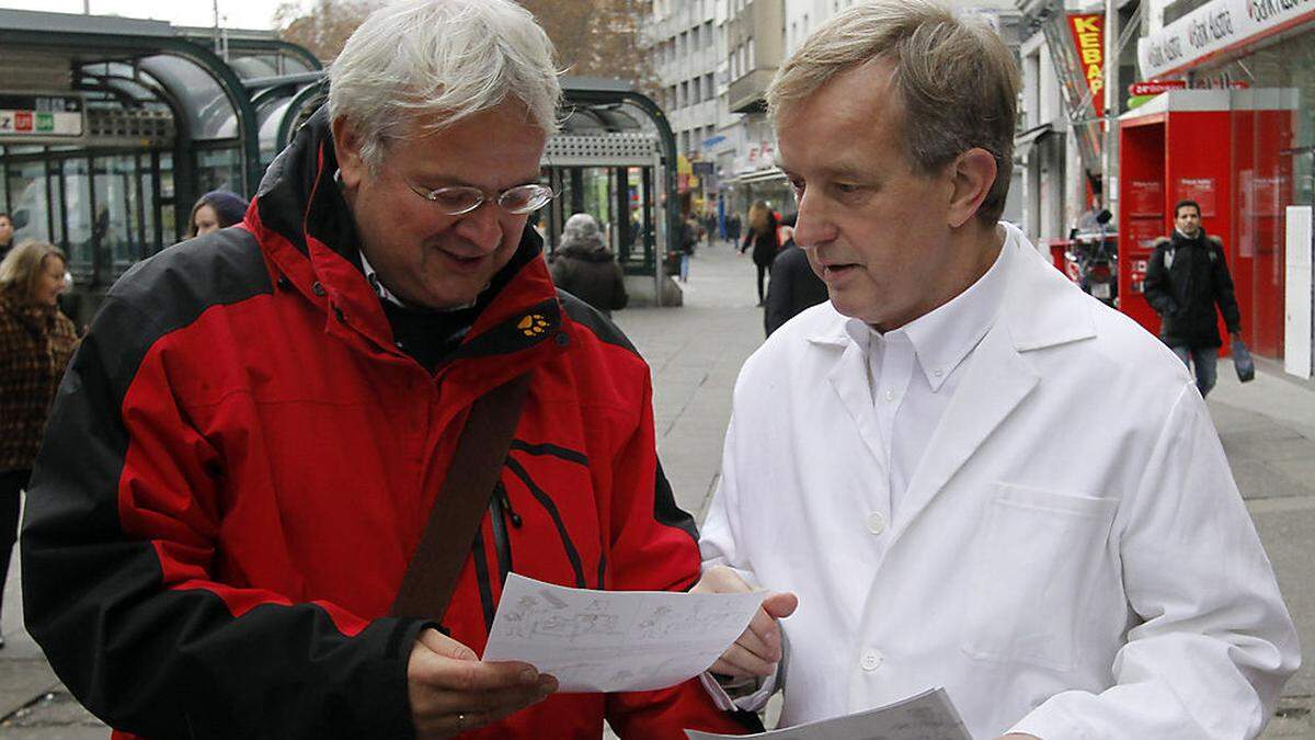 Wahlsieger Johannes Steinhart (rechts) bei einer Protestkundgebung.