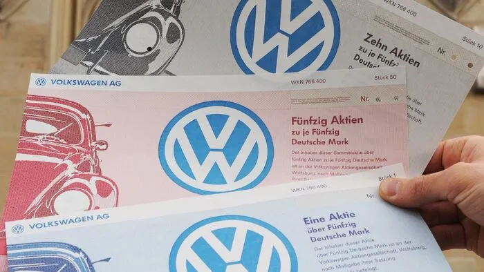 Bei diesem Wertpapier handelt es sich um eine Urkunde, die ihrem Inhaber einen Anteil und bestimmte Rechte am Unternehmen gibt, wie Mitsprache bei Unternehmensentscheidungen und Auszahlung von Gewinnen (Dividenden).