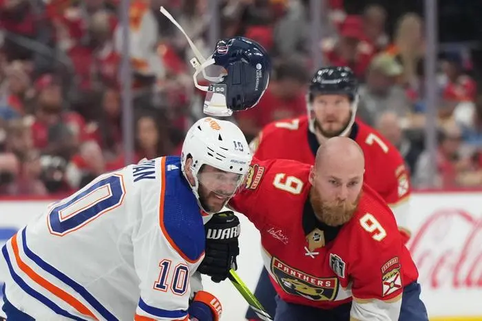 Sport Bilder des Tages NHL, Eishockey Herren, USA Stanley Cup Final-Edmonton Oilers at Florida Panthers Jun 18, 2024 Sunrise, Florida, USA Florida Panthers forward Sam Bennett 9 loses his helmet after a faceoff against Edmonton Oilers forward Derek Ryan 10 during the second period in game five of the 2024 Stanley Cup Final at Amerant Bank Arena. Sunrise Amerant Bank Arena Florida USA, EDITORIAL USE ONLY PUBLICATIONxINxGERxSUIxAUTxONLY Copyright: xJimxRassolx 20240618_ams_zg8_0094