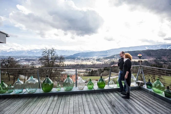 Der Ausblick, den man von der Terrasse im Erdgeschoß hat, ist atem- beraubend. Das Sammeln von Glasflaschen ist eine Leidenschaft von Rosemarie Malle.