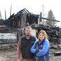 Thomas und Silvia Tauchhammer vor den Trümmern ihres Bauernhauses in Arriach. Erst gestern, ein Jahr nach dem verheerenden Brand, haben die Abrissarbeiten begonnen