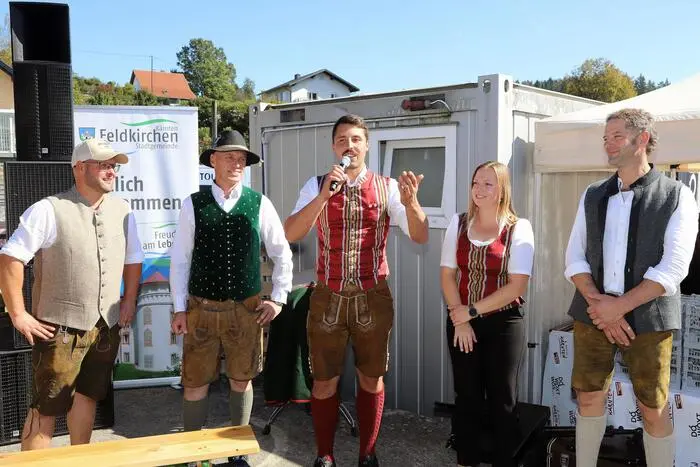 Bei der Eröffnung am Foto von links: Marius Tiffner, Günther Thimet, Thomas Winkler (Bezirks LJ-Obmann), Lisa Wasserer (Bez. LJ-Leiterin) Gotthard Ebner (Mitorganisator).