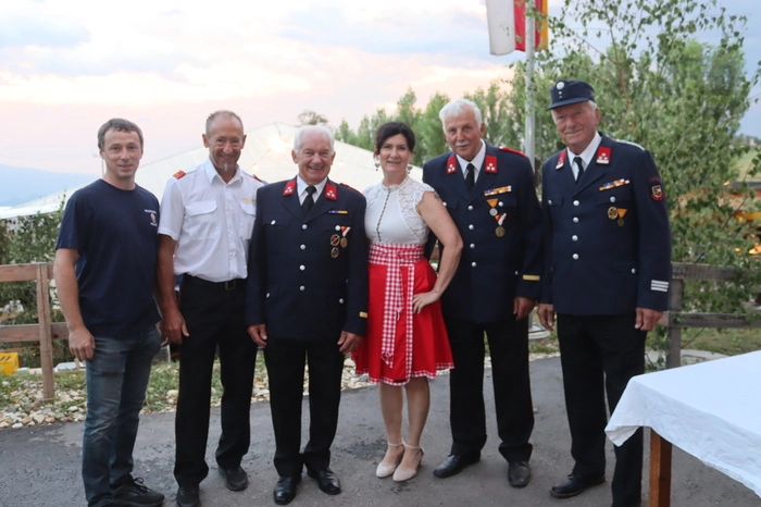Kommandant Christian Magnet (2.v.li.) konnte mit seinen Kameraden auch Bürgermeisterin Maria Knauder beim Feuerwehrfest in Pölling begrüßen.