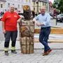 Bürgermeister Bernd Osprian (rechts) und Bauhofleiter Günther Friedrich präsentieren die Schnitzkunstwerke am Voitsberger Hauptplatz