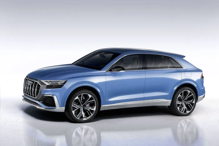 Wie es sich für das neue Topmodell der Q-Baureihe gehört, fiel der achteckige Singleframe-Kühlergrill mit sechs senkrechten Doppelstreben erheblich breiter aus als bei den aktuellen Modellen von Audi. Er ist weit nach vorn gezogen und plastisch geformt.