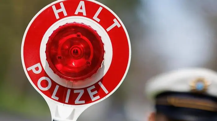 Ein „Halt“-Schild der Polizei