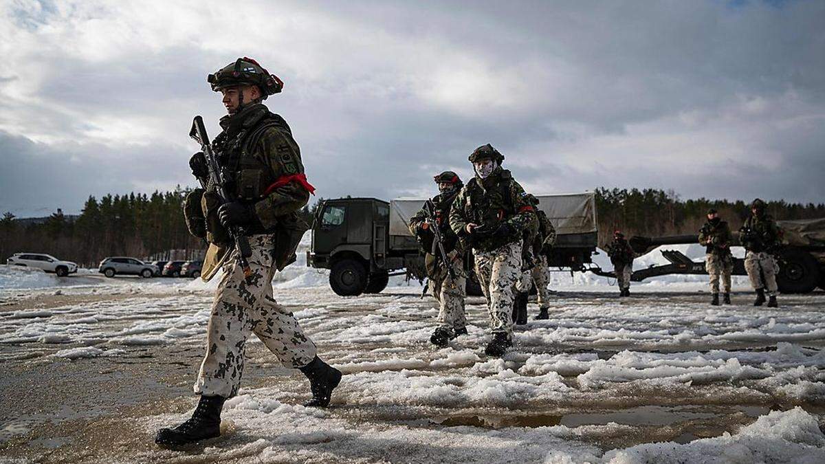 Finnische Soldaten bei einer Übung 