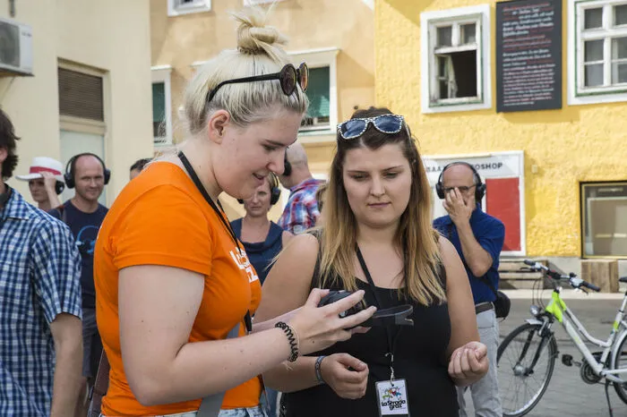 In kleinen Gruppen werden Besucher mit Kopfhörern ausgestattet, um gemeinsam nach dem Potenzial von Sternstunden im Alltag zu suchen.