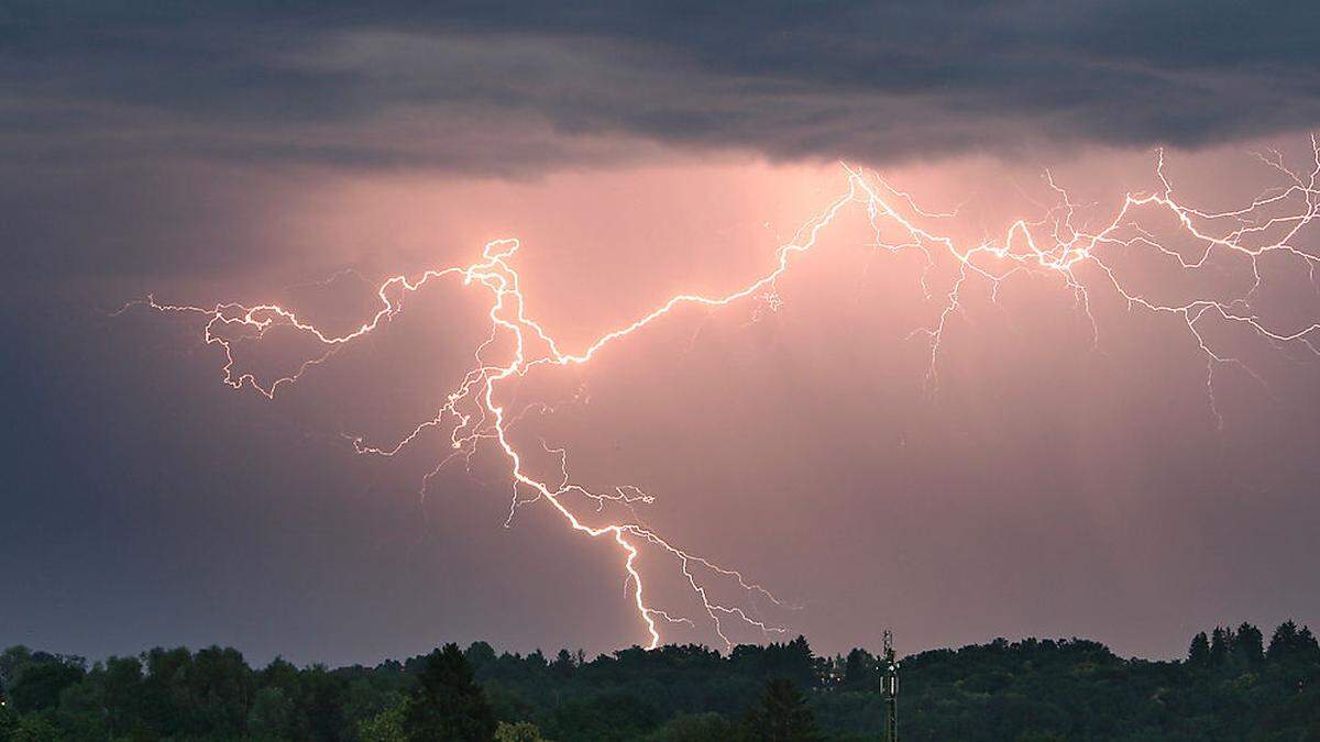 Ein Blitz könnte Auslöser für den Stromausfall gewesen sein