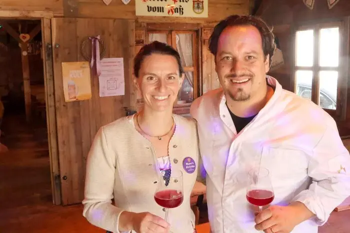 Die urige Hütte von Susanne und Peter Moser (Foto) gehört seit fünf Jahren zum gastronomischen Angebot des St. Veiter Wiesenmarktes. Auf der Speisekarte stehen unter anderem regionale Gerichte, ergänzt durch internationale Einflüsse.