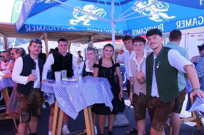 Heuer waren Volkstanzgruppen aus Bayern, Lettland, Schottland und Sizilien in die Steiermark gekommen, um gemeinsam mit den heimischen Gruppen „Steirischer Schwung Stiwoll“, „Volkstanzgruppe Stainz“, „Volkstanzkreis St. Oswald bei Plankenwarth“ und „Volkstanzkreis St. Johann ob Hohenburg“ das Publikum mit ihren Vorführungen zu begeistern.