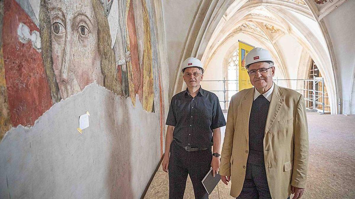 Peter Grabner von der Bauabteilung der Diözese und Dompfarrer Heinrich Schnuderl vor dem renovierten Christophorus-Fresko