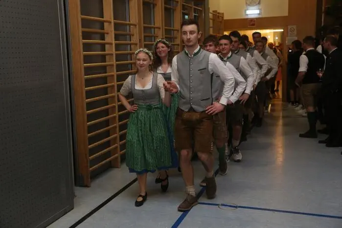 Unter der Leitung von Landjugendobmann Julian Pabst und Leiterin Johanna Platz zogen zahlreiche Paare in den Festsaal ein und begeisterten mit ihren Einlagen.