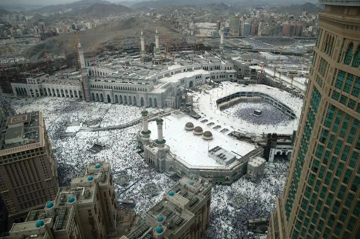 Jährlich kommen bis zu drei Millionen Pilger in die Umgebung der Stadt in Saudi-Arabien, die nur von Muslimen betreten werden darf. Nur die große Wallfahrt am 8.-13. Tag des Monats Dhu l-Hidscha gilt als Hadsch im Sinne der Pilgerpflicht.