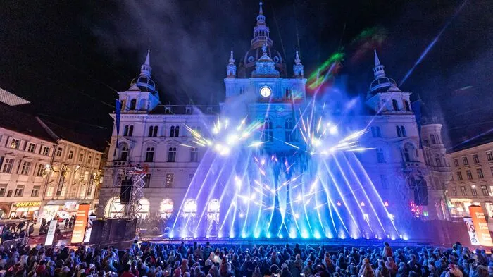 Nach der Premiere im Vorjahr begrüßte Graz das neue Jahr auch heuer wieder mit einer Licht- und Lasershow am Hauptplatz.