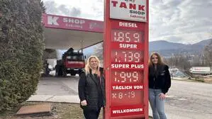 Silvia und Selina Sabotnig ändern ihre Preise nicht täglich - eine Ausnahme im Tankstellen-Geschäft